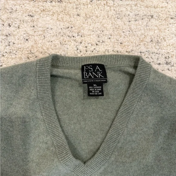 Jos. A. Bank V-Neck Sweater in Soft Green XL - Picture 1 of 2